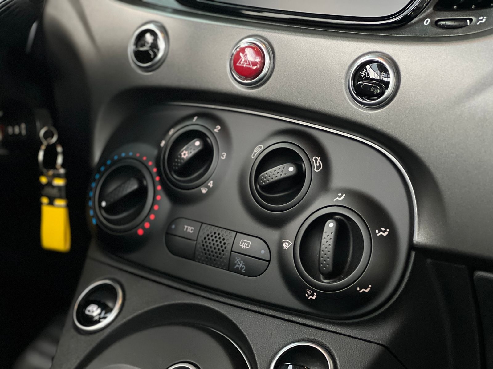 Fahrzeugabbildung Abarth 595C Aut. CARPLAY KLIMA XENON ALU