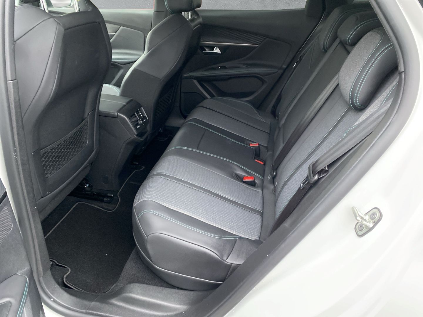 Fahrzeugabbildung Peugeot 3008 Hybrid 225 Allure Pack 1.6 Plug-In EU6d *NA