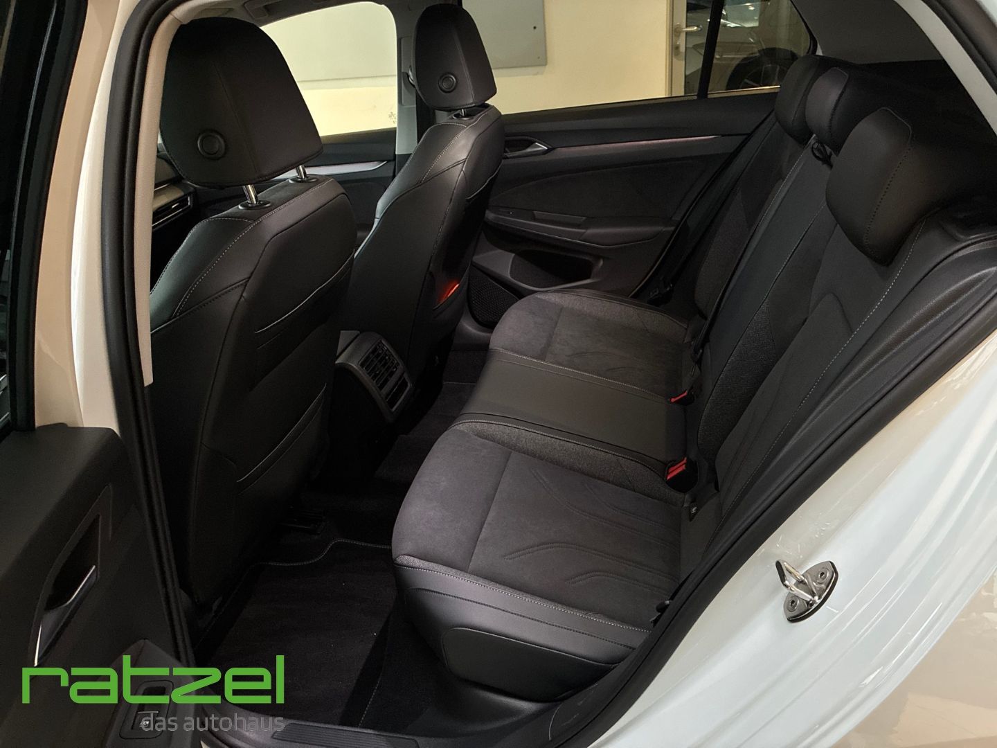 Fahrzeugabbildung Volkswagen Golf VIII 1.5 TSI Style HUD AHK Navi Memory Kame