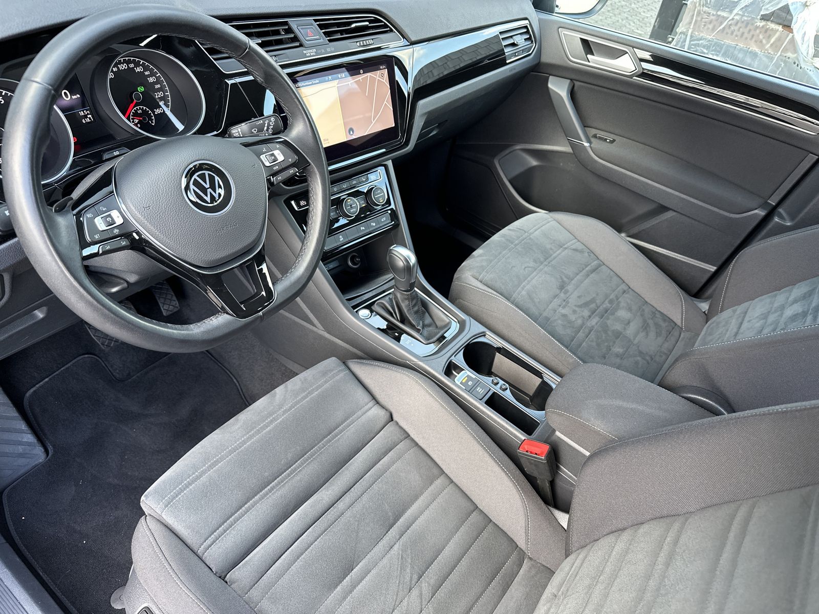 Fahrzeugabbildung Volkswagen Touran 1.5 TSI ACT DSG HL NAV+LED+AHK+ACC+KAM+PP