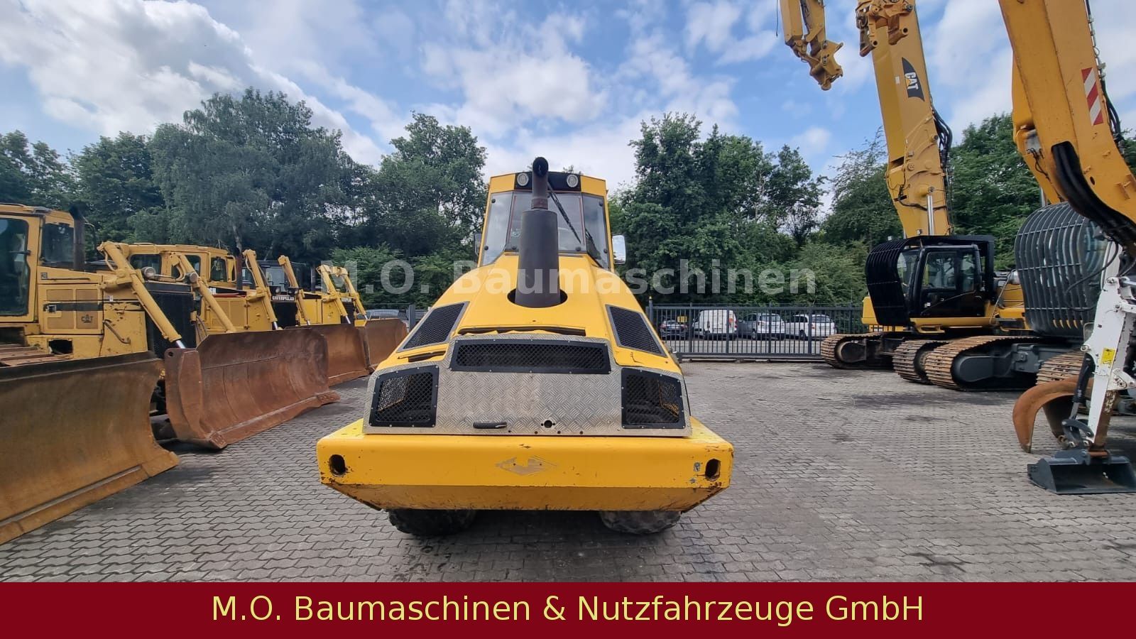 Fahrzeugabbildung BOMAG BW 213 DH-4 / Walzenzug / 14,9t
