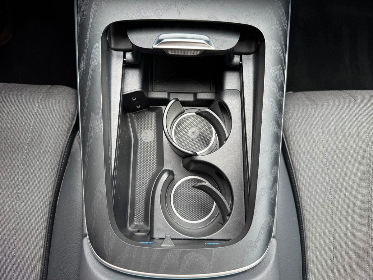 Fahrzeugabbildung Mercedes-Benz E 220 d Avantgarde R-Kamera+Pano+Distr+TotW+ - mit KI generiert/bearbeitet