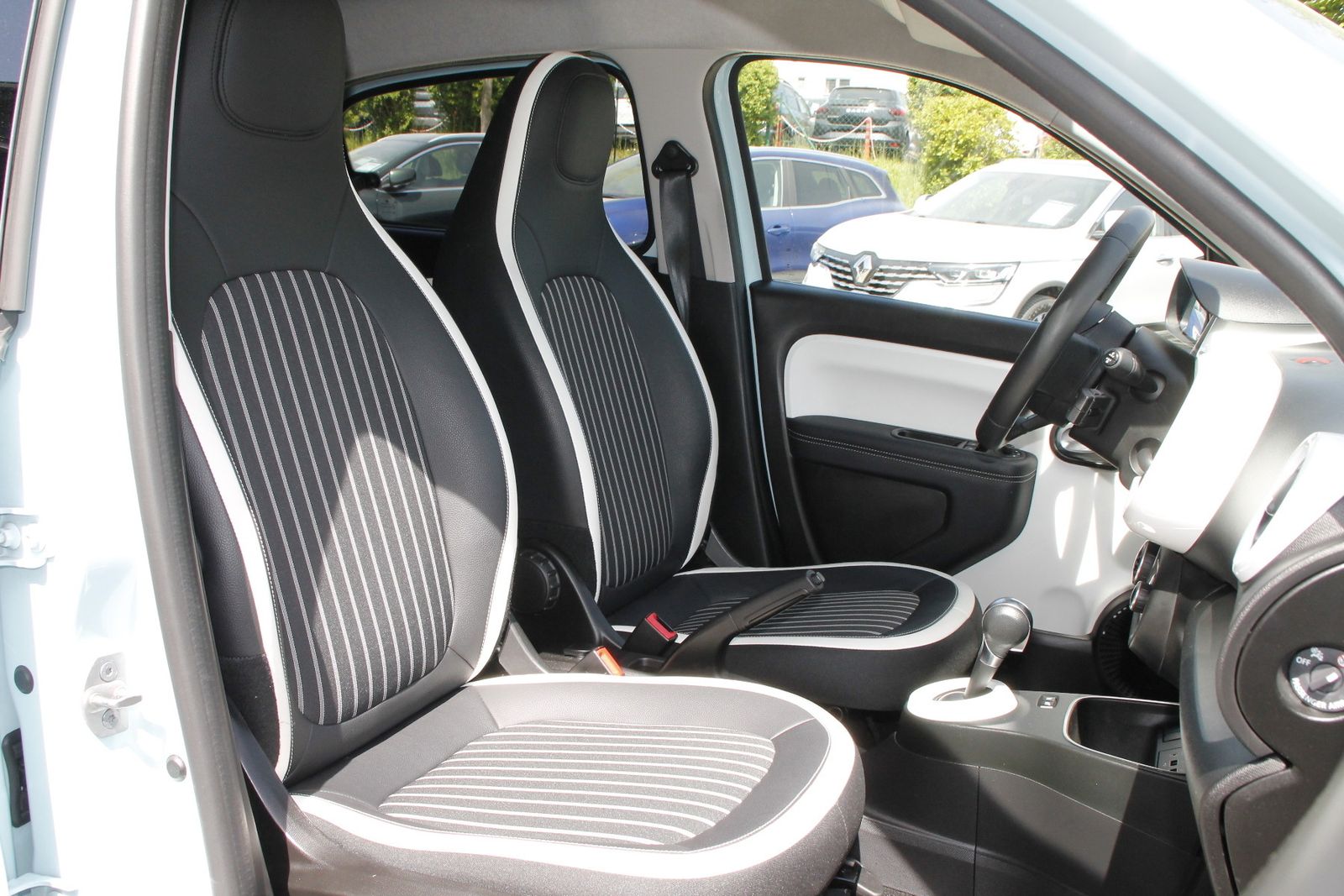 Fahrzeugabbildung Renault Twingo E-TECH elektrisch Techno