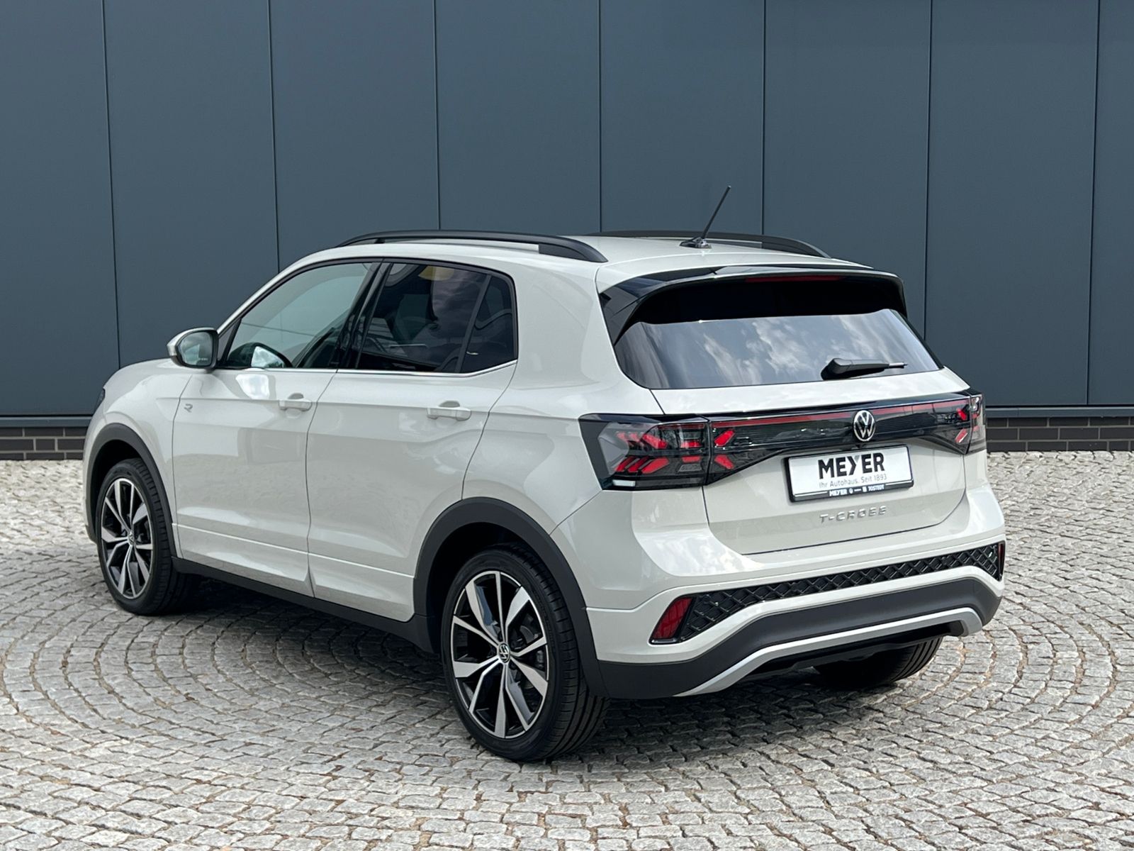Fahrzeugabbildung Volkswagen T-Cross R-Line 1.5 TSI DSG *AHK,IQ.LIGHT,ACC,App