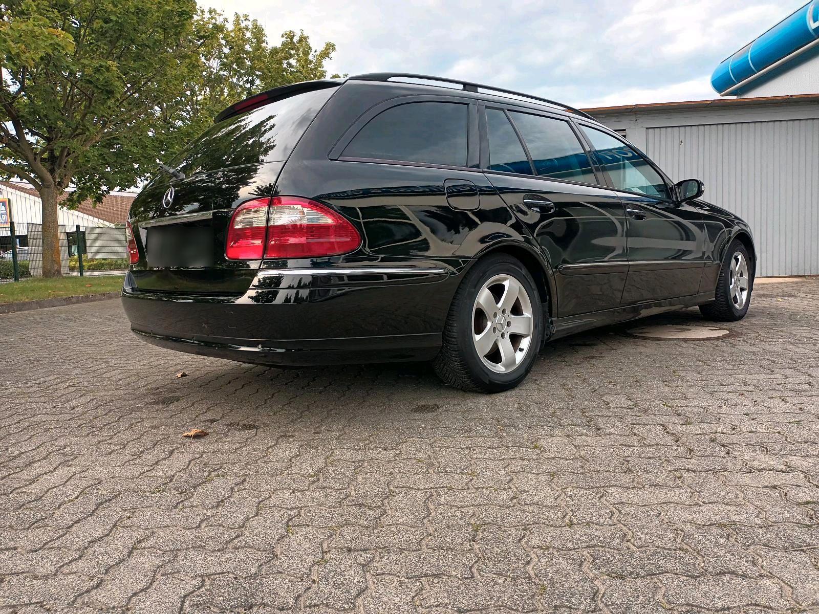 Mercedes-Benz E270 2004 — rear view