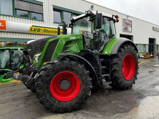 Fendt 826 Vario mit Lenksystem