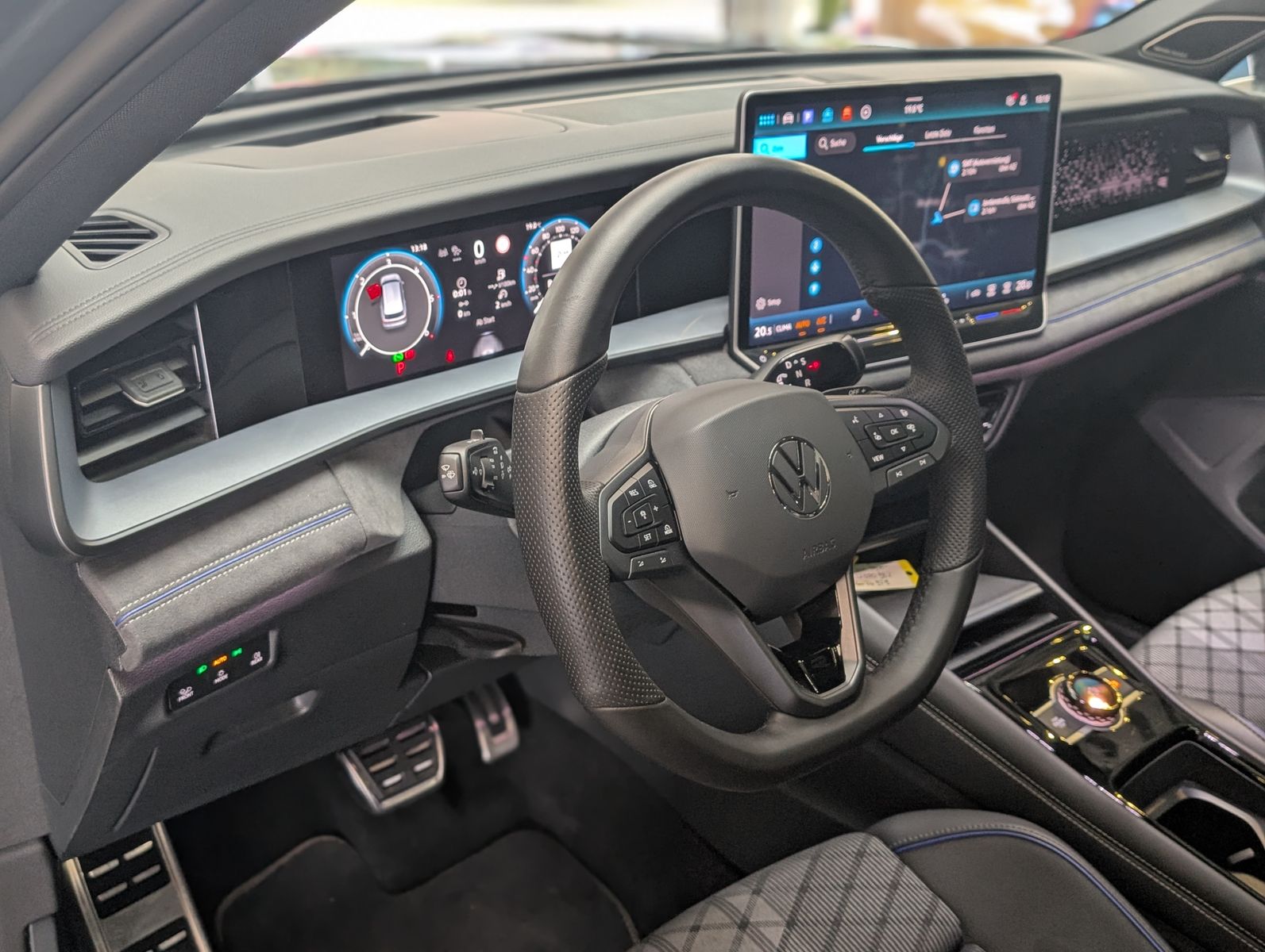 Fahrzeugabbildung Volkswagen Tayron 2.0TDI 4M R-Line Launch Pano Black AHK 20