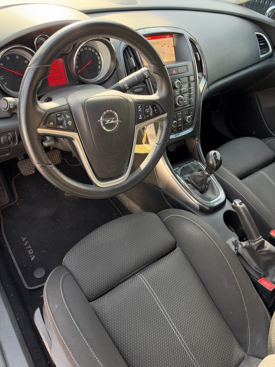 Opel Astra 2014 — interior