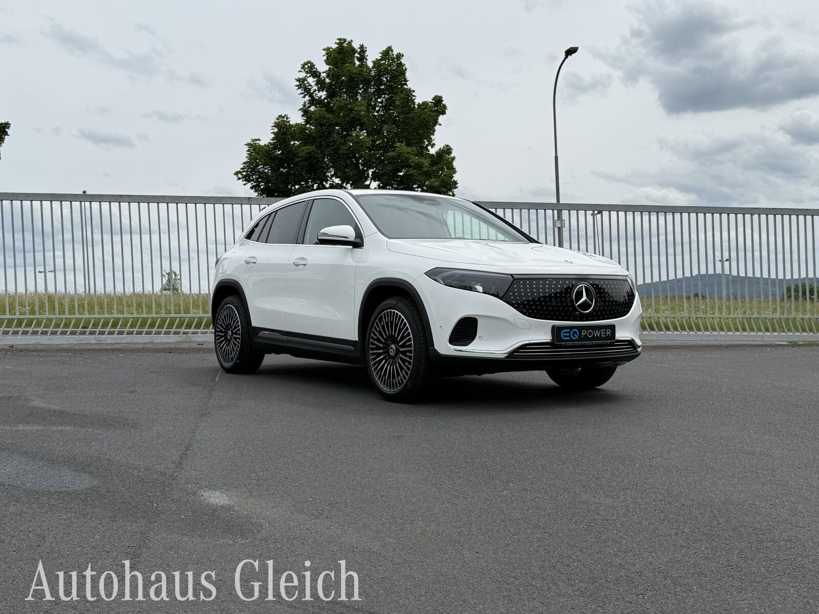 Fahrzeugabbildung Mercedes-Benz EQA 300 Electric Art 4Matic Navi/Distronic/Klima