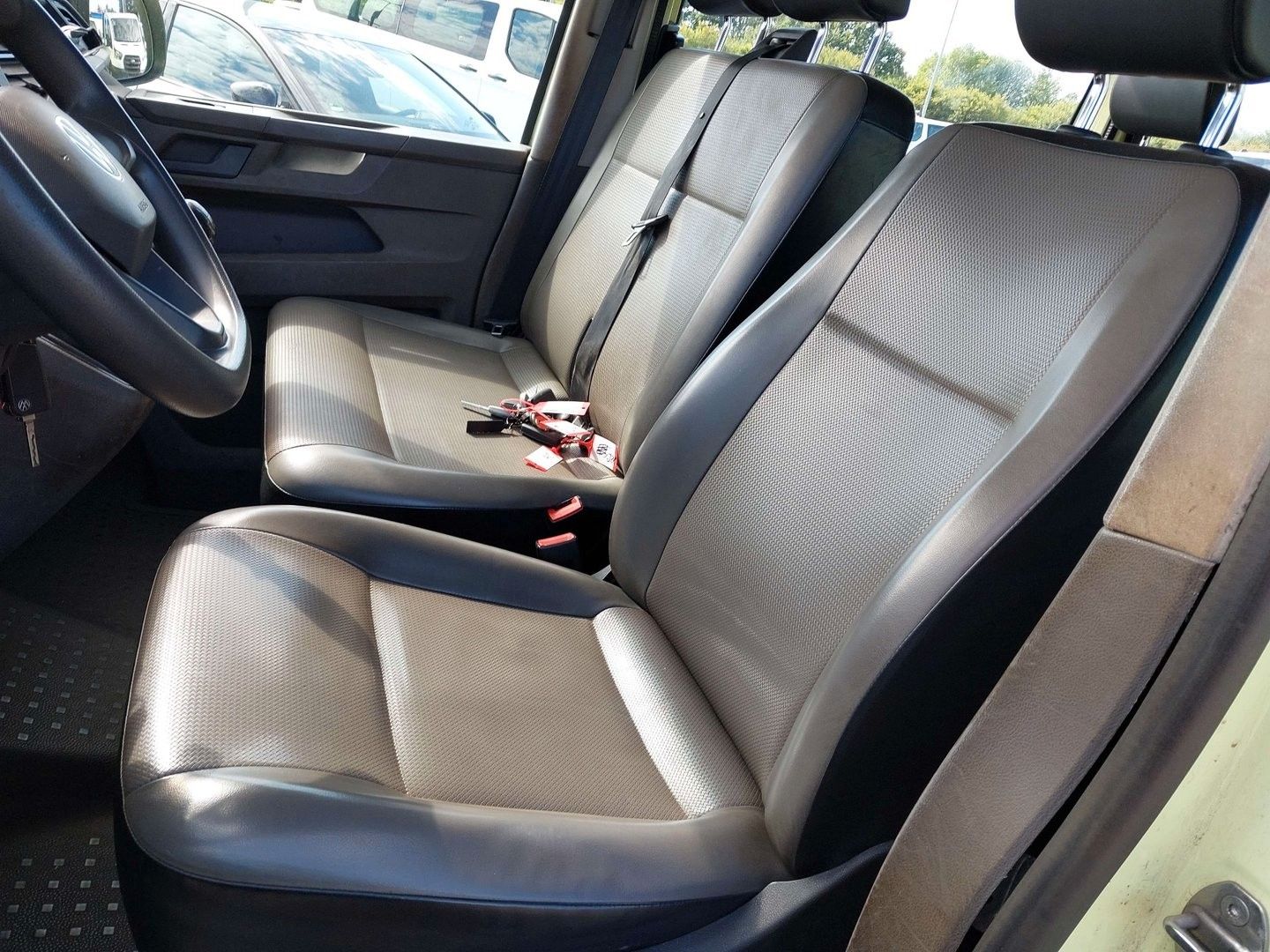 Fahrzeugabbildung Volkswagen T6 Kombi 2.0TDI 9-SITZE KLIMA TELVOR FLÜGELTÜREN