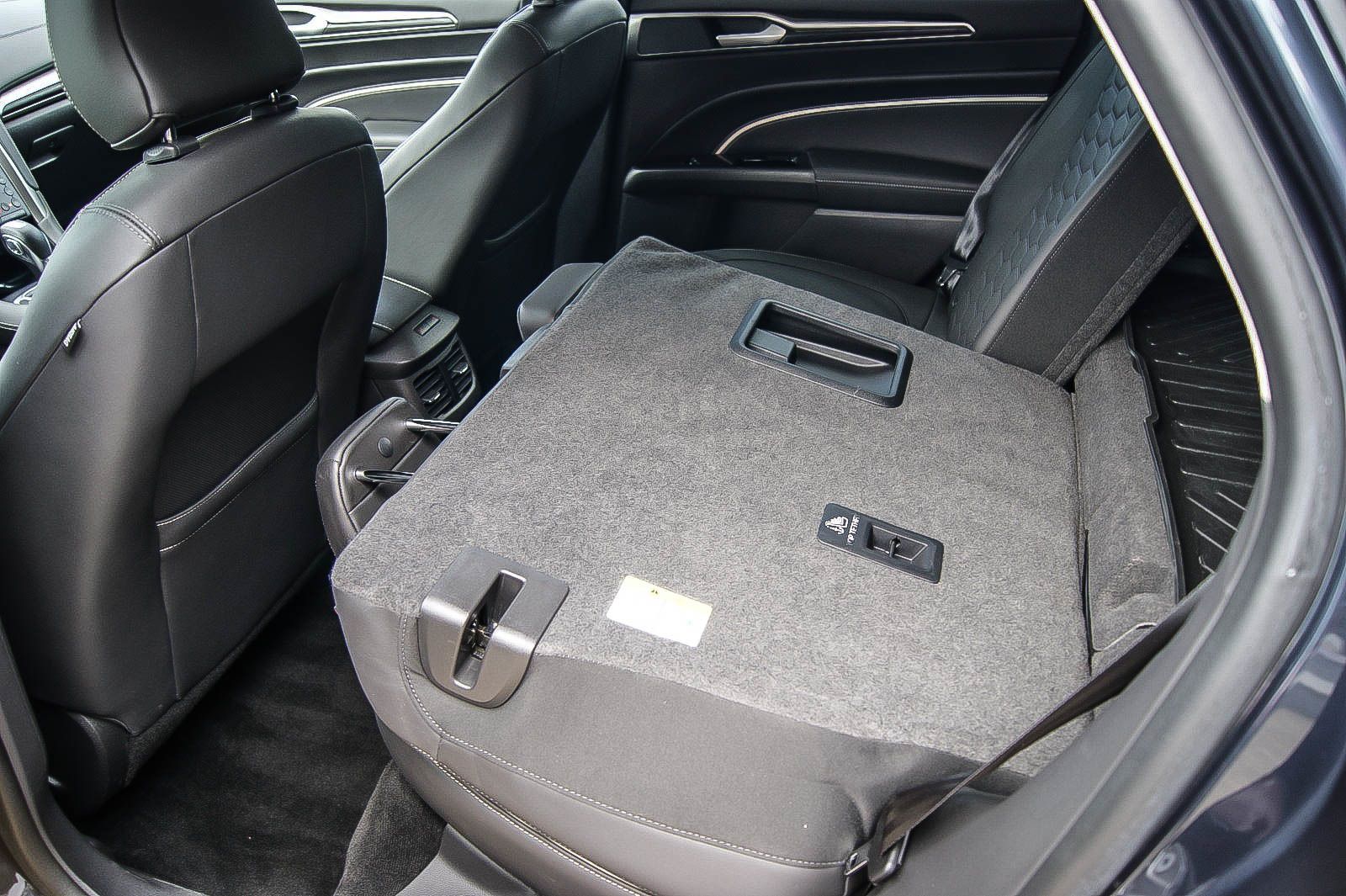 Fahrzeugabbildung Ford Mondeo Turnier 2.0 Hybrid Vignale 1.HAND ANHÄNZV