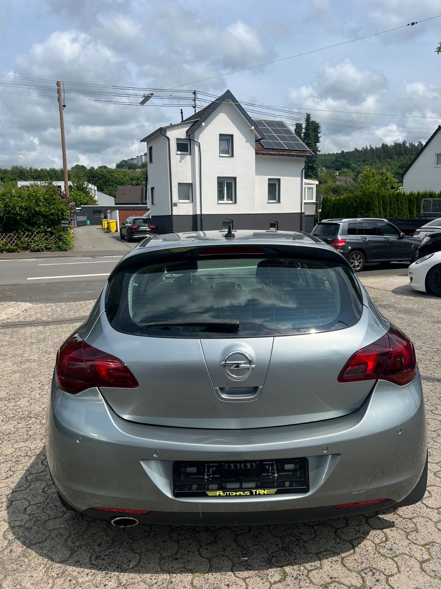 Fahrzeugabbildung Opel Astra J Lim. 5-trg. Innovation