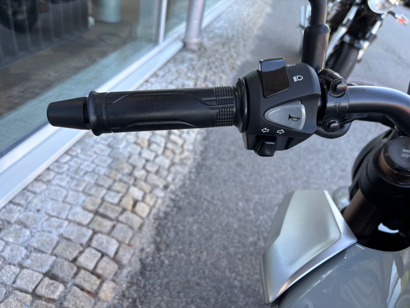 Fahrzeugabbildung Honda CB 125 R mit Tieferlegung