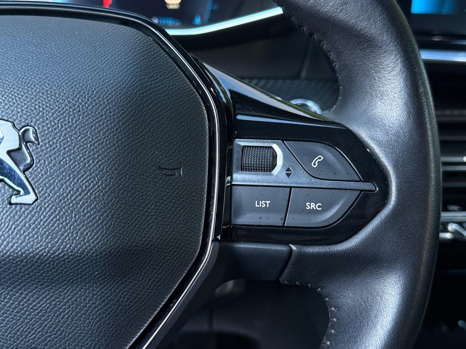 Fahrzeugabbildung Peugeot 2008 1.5 BlueHDI Allure Pack LED+NAV+SHZ+KAM+DAB