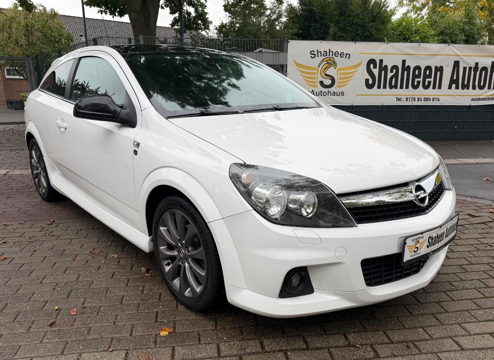 Opel Astra H GTC Black & White