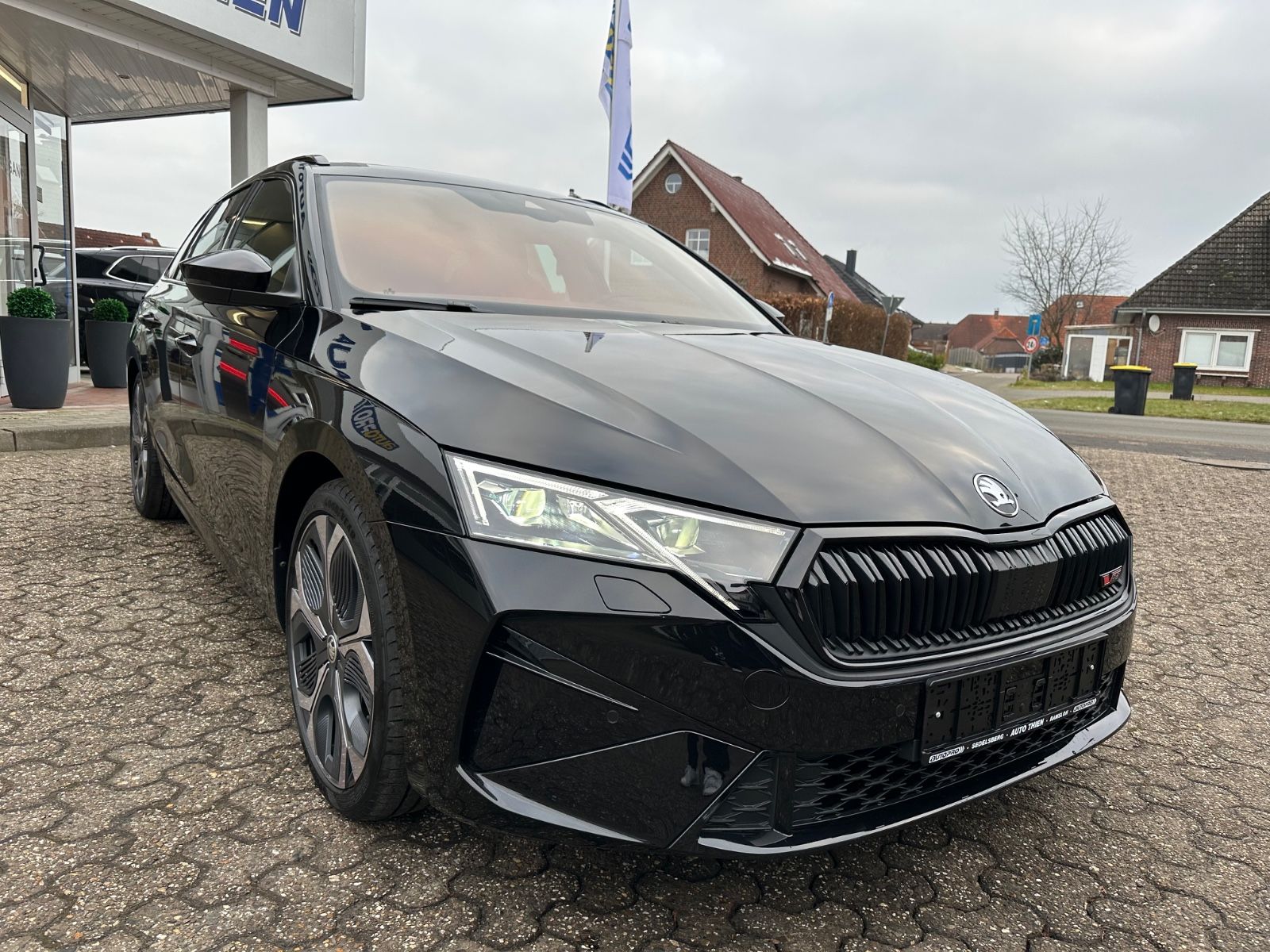 Fahrzeugabbildung SKODA Octavia RS Combi 2.0 TSI DSG AHK/Pano/Navi/ACC