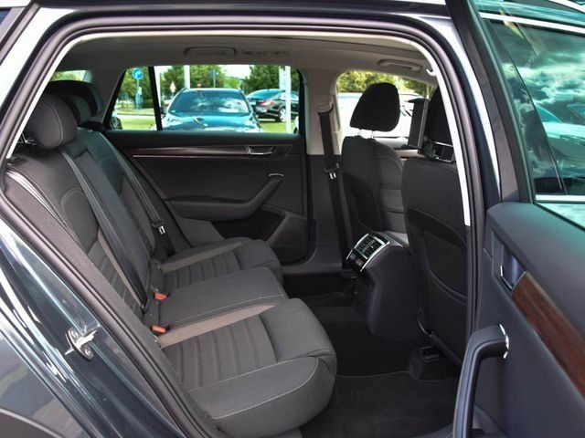 Fahrzeugabbildung SKODA Superb Combi Scout 2,0l TDI 147 kW 4x4 DSG + PDC