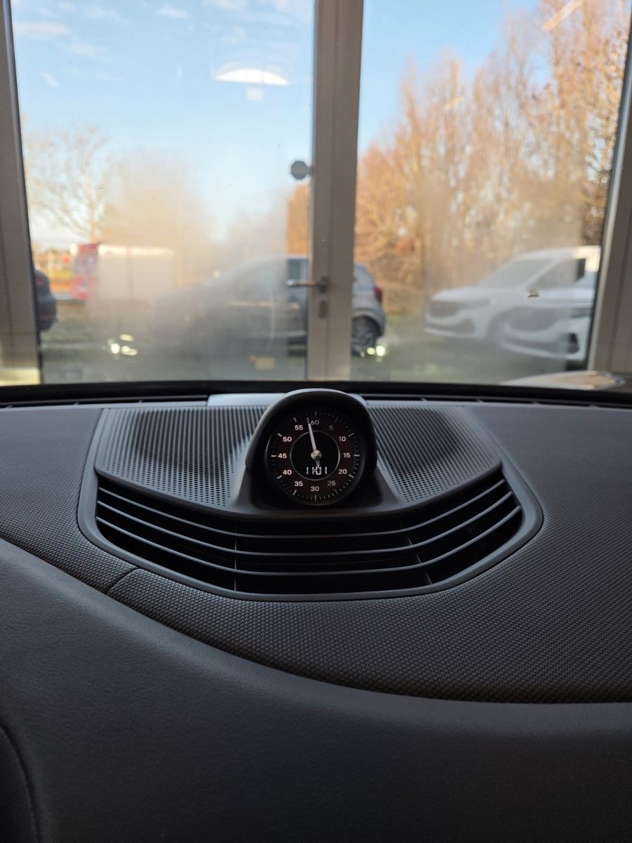 Fahrzeugabbildung Porsche Taycan Basis/Panodach/Sportchrono/21 Zoll