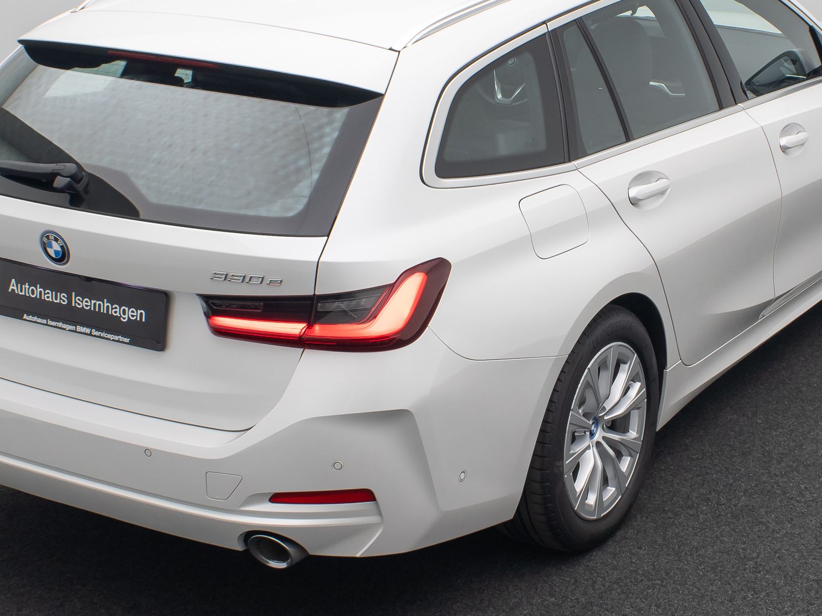 Fahrzeugabbildung BMW 330e xD Panorama HUD H/K AHK Alarm Sport Leder