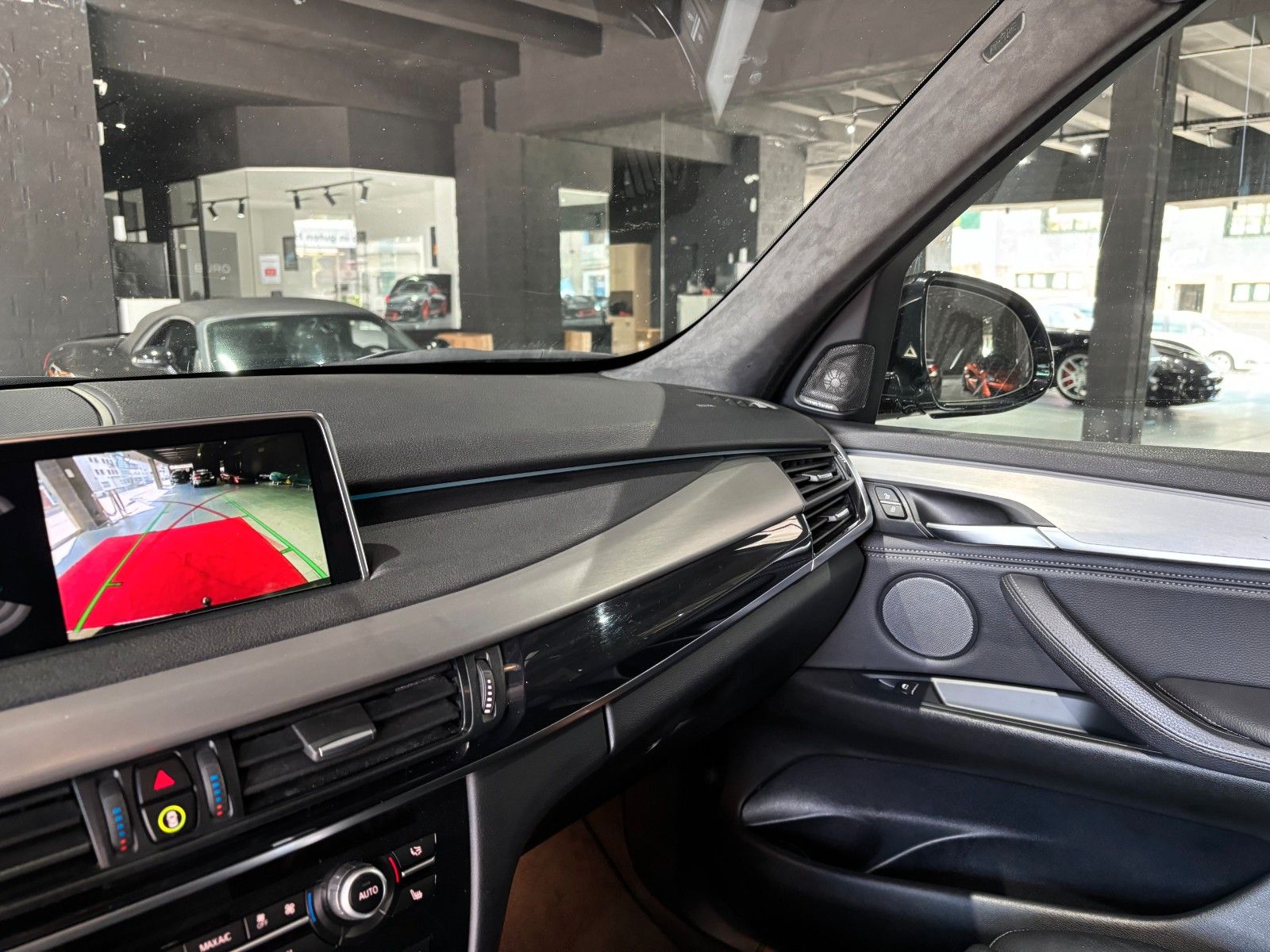 Fahrzeugabbildung BMW X5 xDrive40d *M-Paket*HUD*Pano*Harman-Kardon*KAM