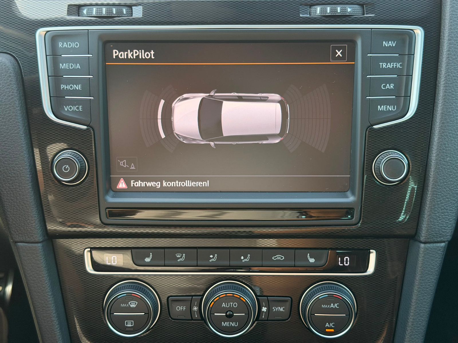 Fahrzeugabbildung Volkswagen Golf VII Lim. GTD DSG Bi-Xenon GRA Navi SHZ PDC