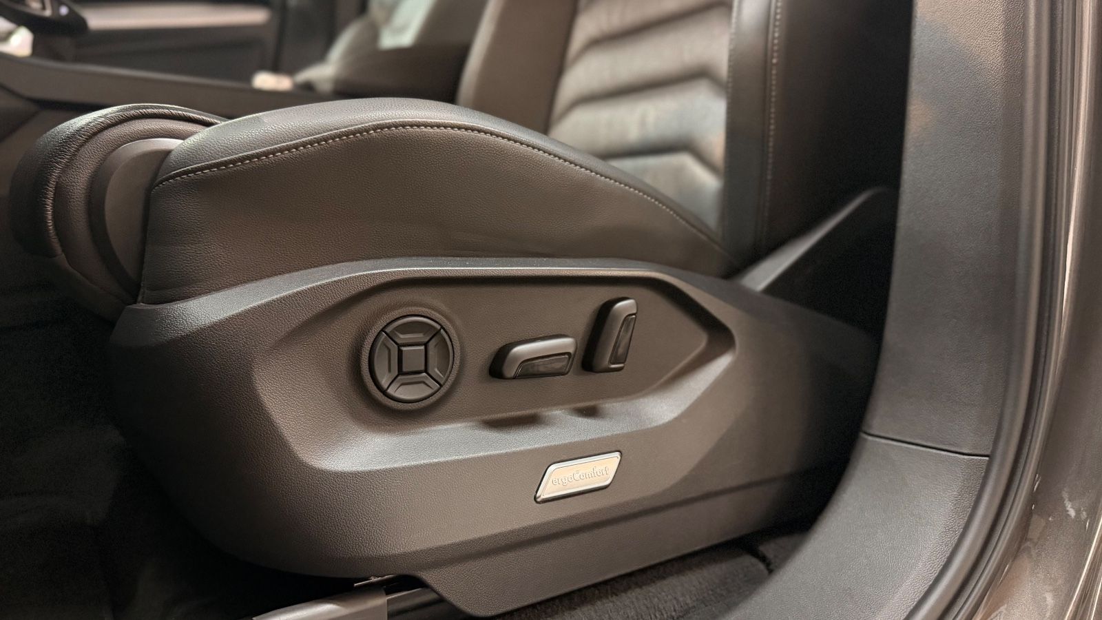 Volkswagen Touareg V8 R-Line 4Motion StHz AHK LUFT PANO foto 18