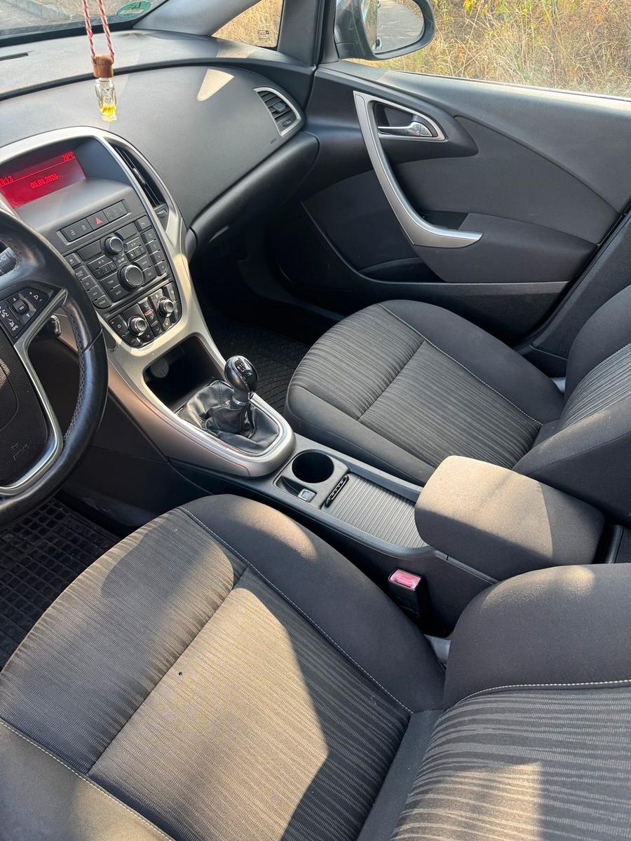 Opel Astra 2012 — photo 12