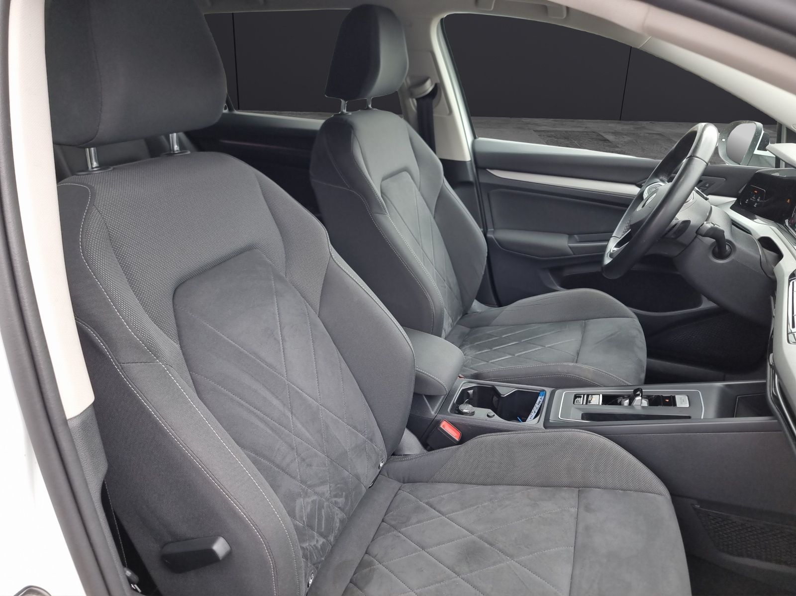 Fahrzeugabbildung Volkswagen Golf VIII Variant Business TDI DSG LED ACC SHZ P