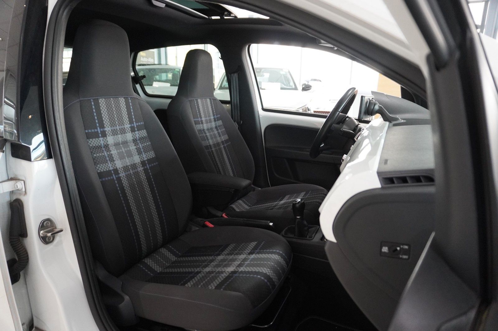 Fahrzeugabbildung Volkswagen up! 1.0 CLUB 5-TÜR NAVI/SPORT/PANO./SHZ/PDC/TEMP