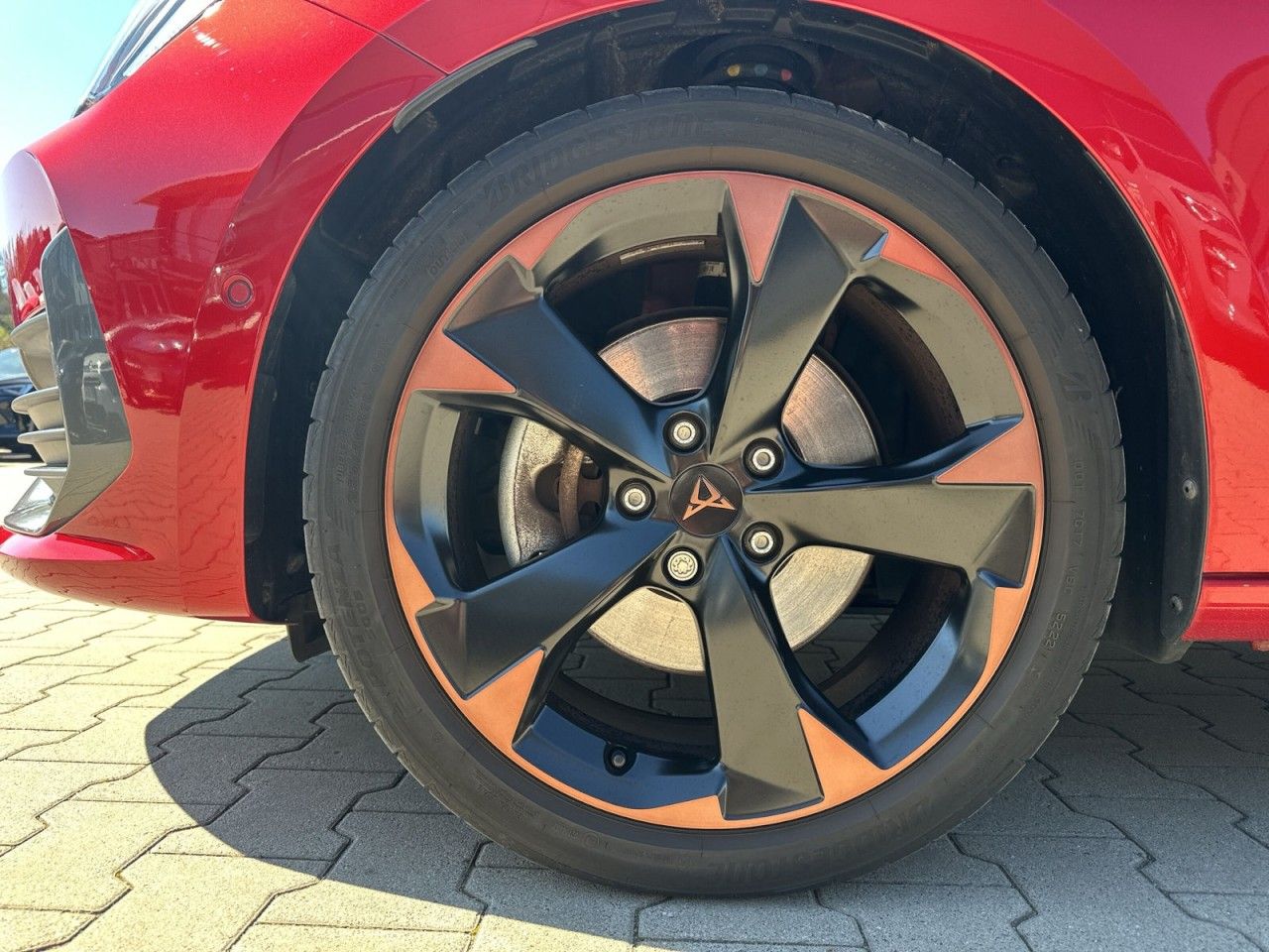 Fahrzeugabbildung CUPRA Leon Sportstourer 1.5 eTSI 150 PS DSG - mit KI generiert/bearbeitet