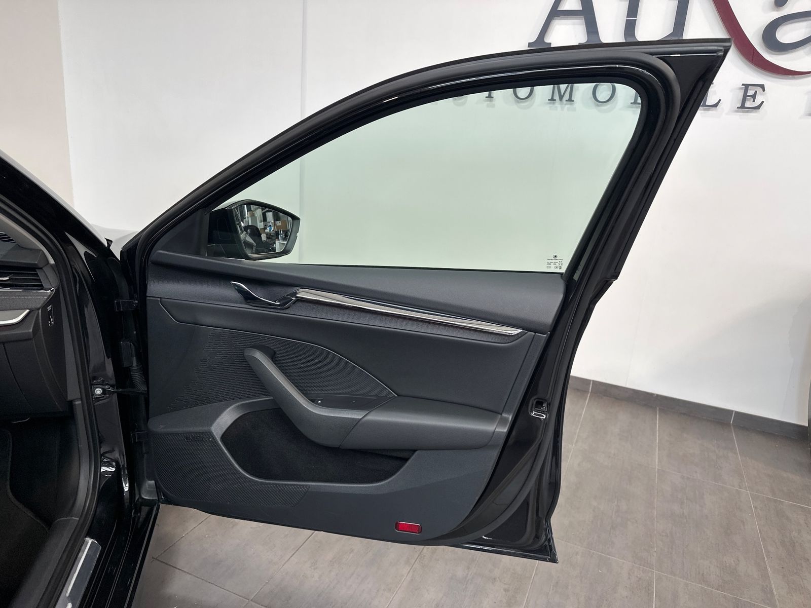 Fahrzeugabbildung SKODA Octavia Combi 1.4 TSI iV DSG Style NAV+LED+HUD
