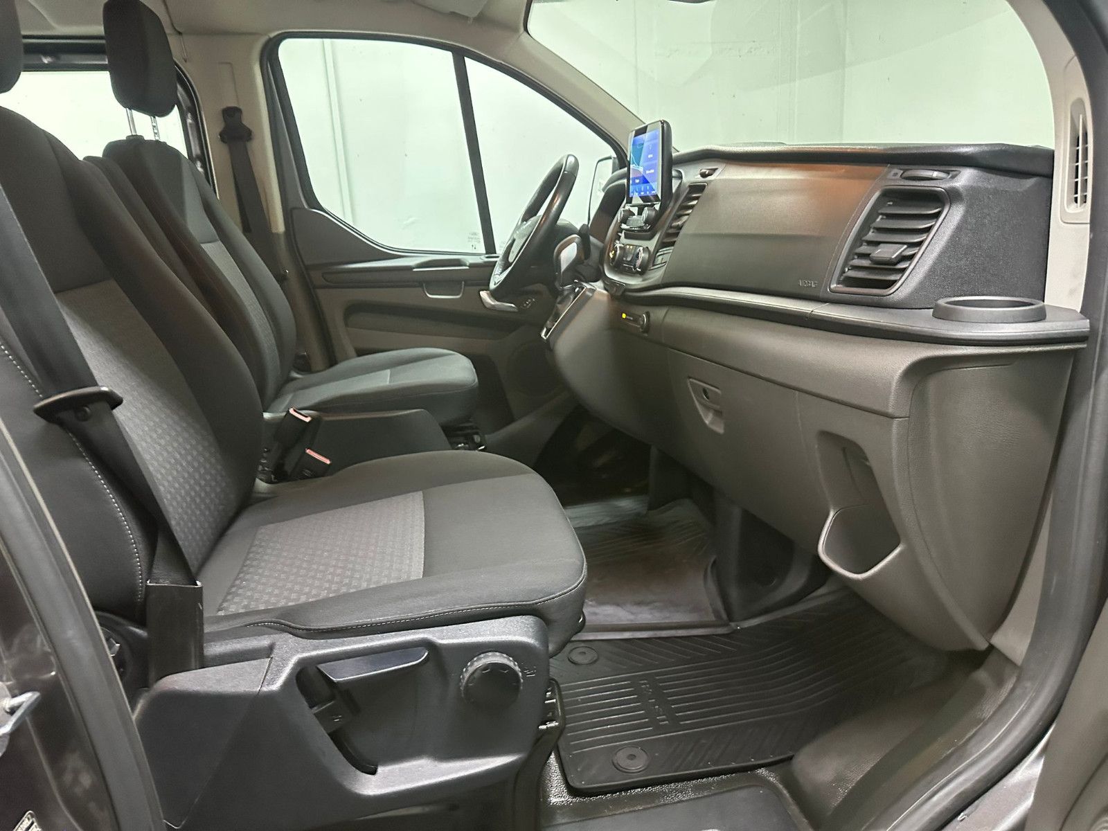 Fahrzeugabbildung Ford Transit Custom 320 L1H1*TREND*8-SITZE*NAVI*SPURH