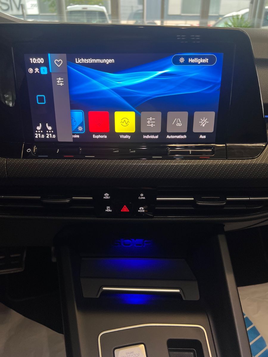 Fahrzeugabbildung Volkswagen Golf VIII Lim. R 4Motion *LAPIZ BLUE*KAMERA*IQ*