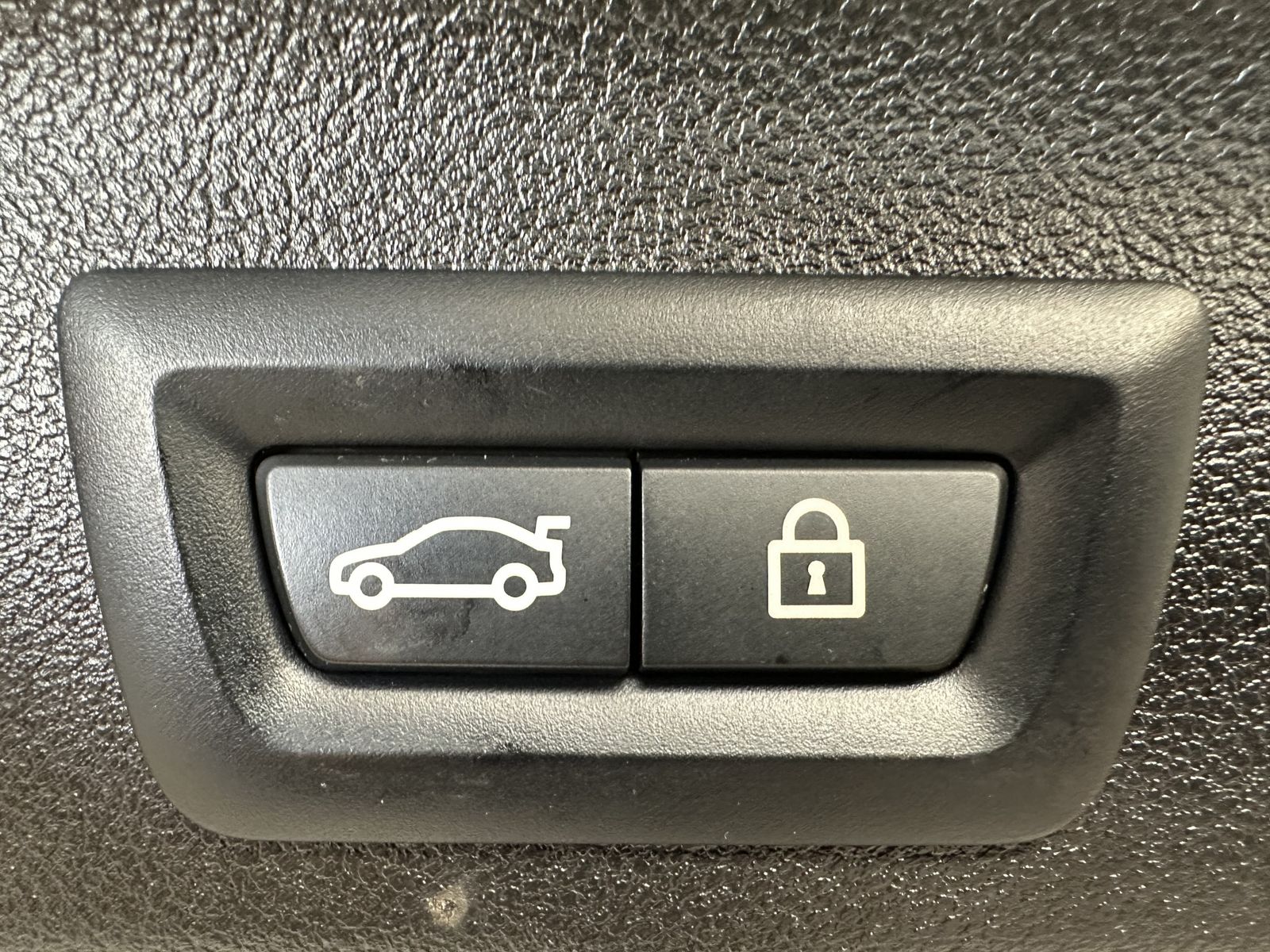 Fahrzeugabbildung BMW 520d Touring M-Sport NAV+LASER+AHK+PANO+HUD+20ZO