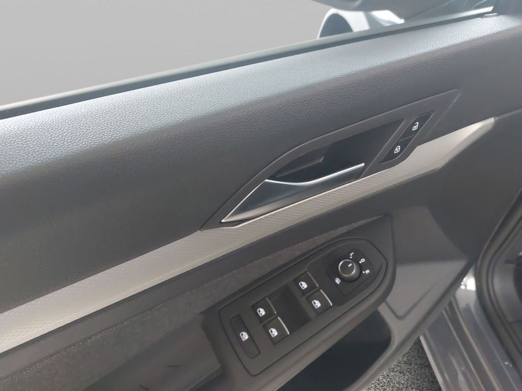 Fahrzeugabbildung Volkswagen Golf 1.0 TSI Life AHZV ACC Navi