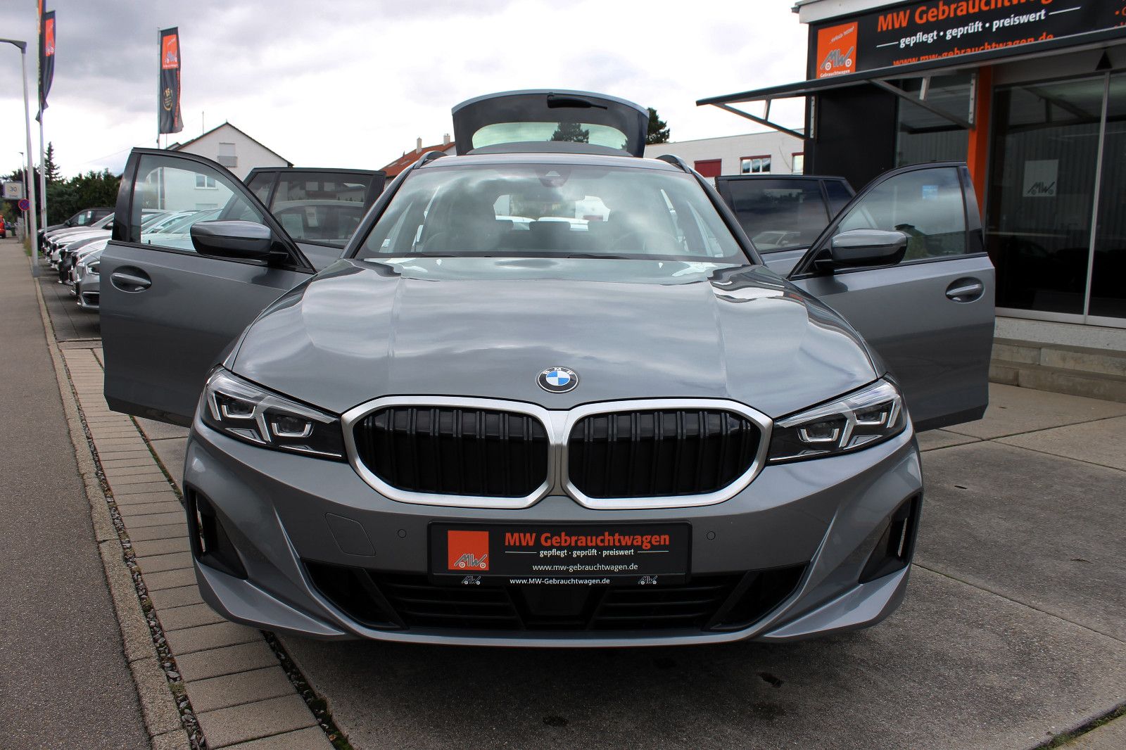 Fahrzeugabbildung BMW 318d Touring Steptr. LED ACC KAM AHK NAV CarPlay