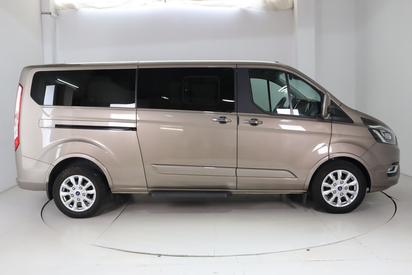 Fahrzeugabbildung Ford Tourneo Custom 2.0 L2 Lang Titanium Black Series