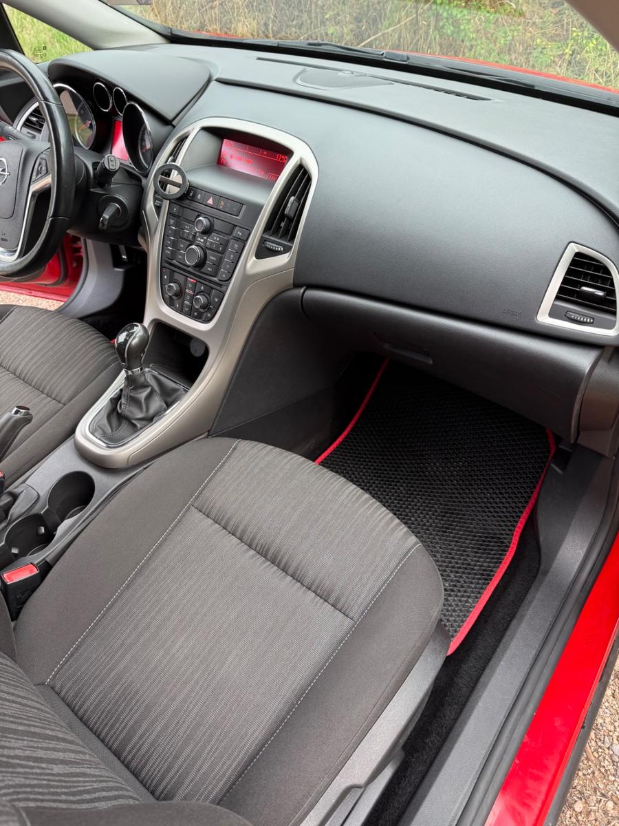Opel Astra 2011 — interior