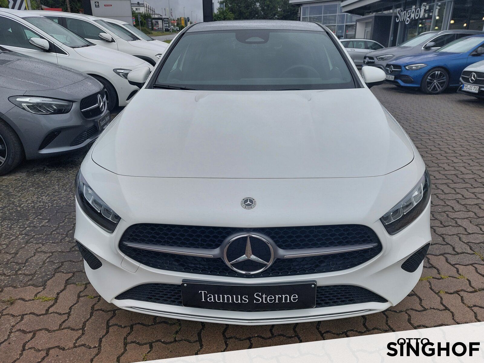 Fahrzeugabbildung Mercedes-Benz A 200 +Panodach+Standhzg+LED+Rü Kam+MBUX+Sitzhg