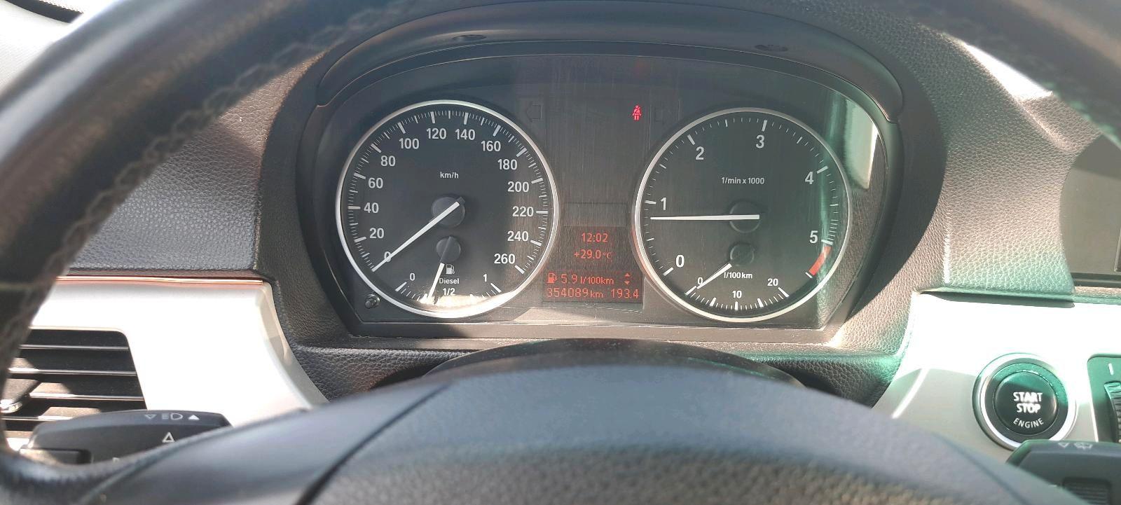 BMW 318 2010 — photo 5