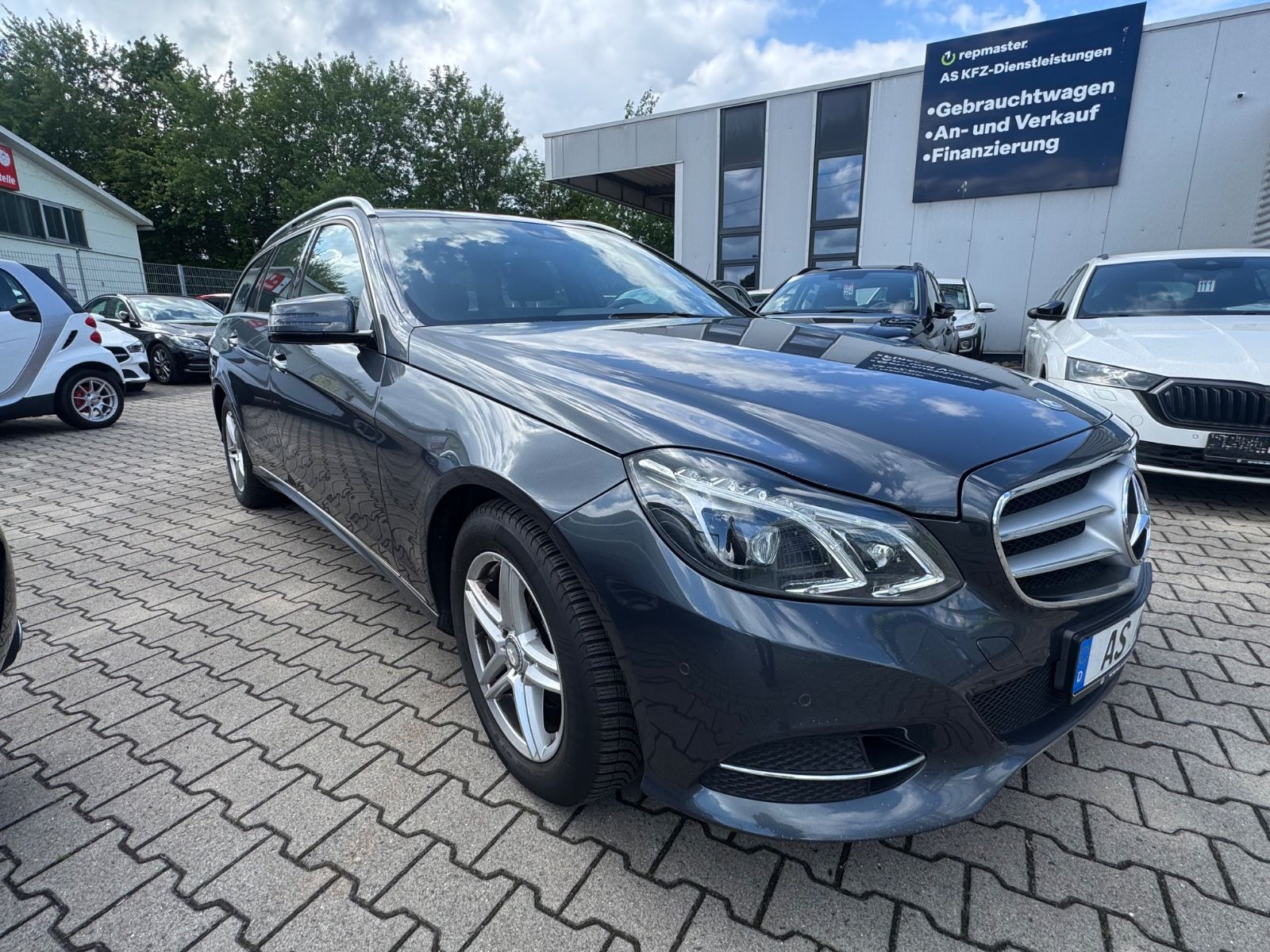 MERCEDES-BENZ E 220