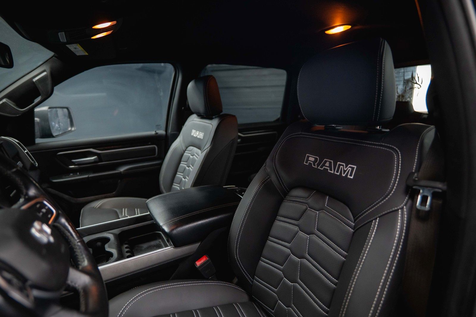 Fahrzeugabbildung Dodge RAM 5.7 V8 HEMI 4x4 OFFROAD Night-Paket *LED*