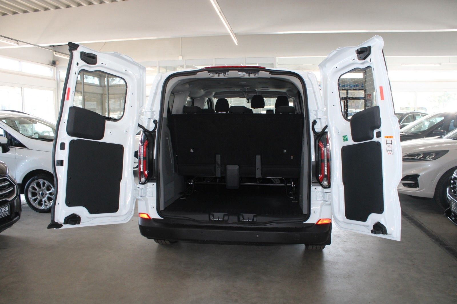 Fahrzeugabbildung Ford E-Transit Custom L1 TREND 9-Sitze AHK NAVI GJR