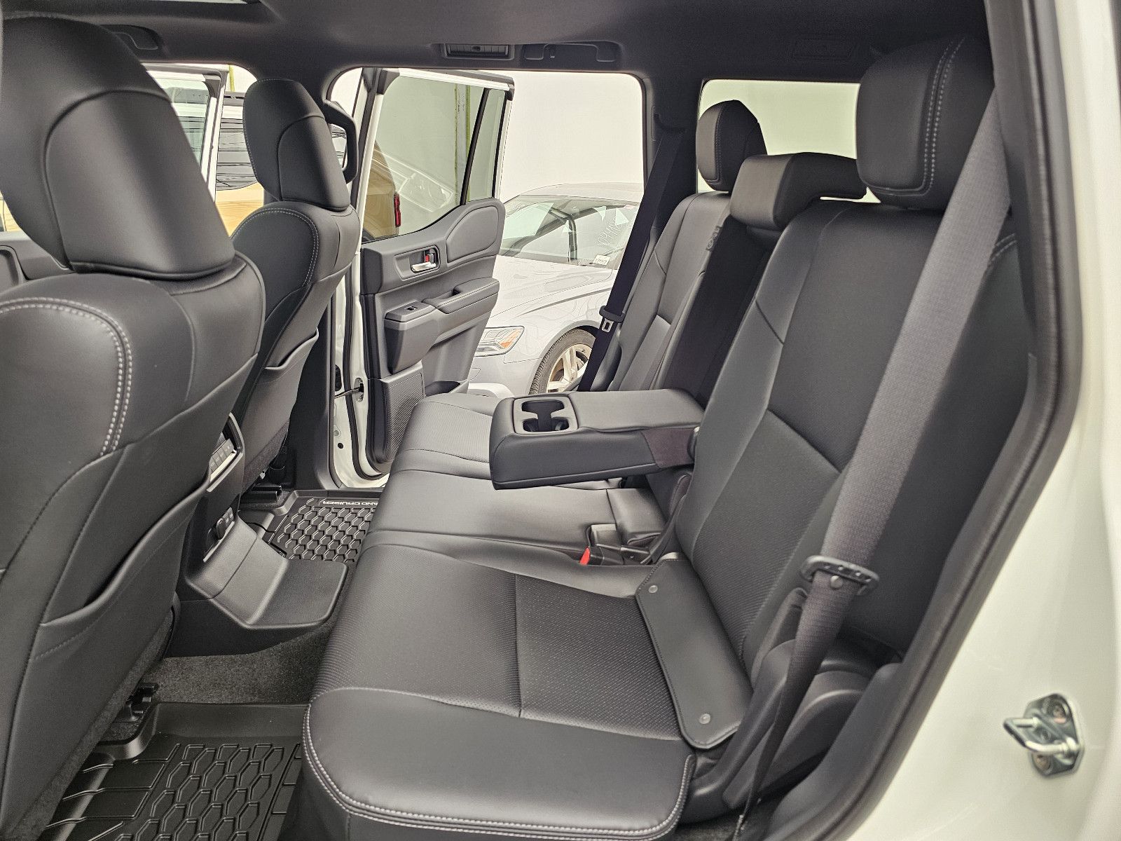 Fahrzeugabbildung Toyota Land Cruiser Premium Hybrid T1 72.000EUR! Stock!