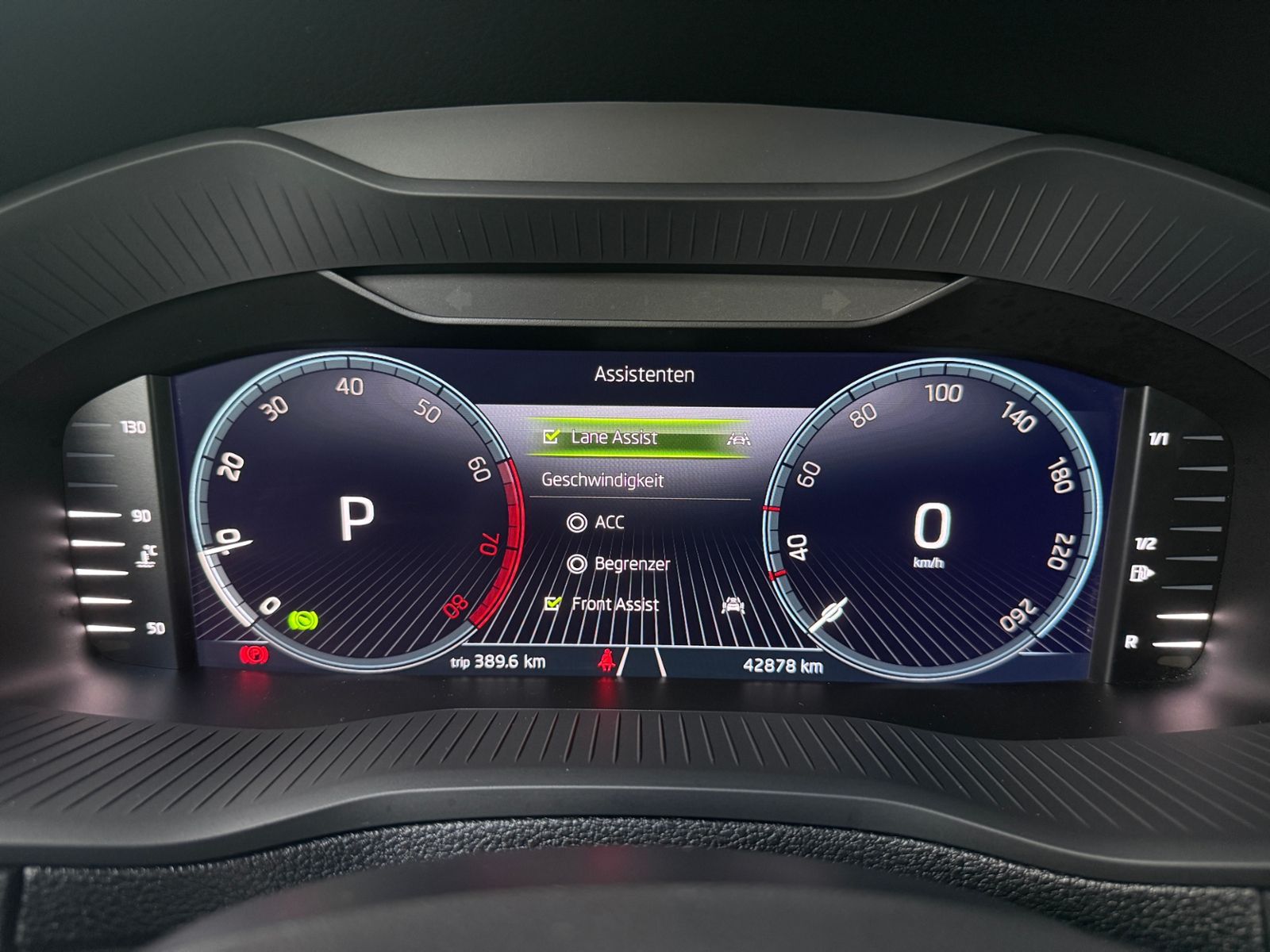 Fahrzeugabbildung SKODA KAROQ 1.5 TSI DSG AHK AMB LED NAVI
