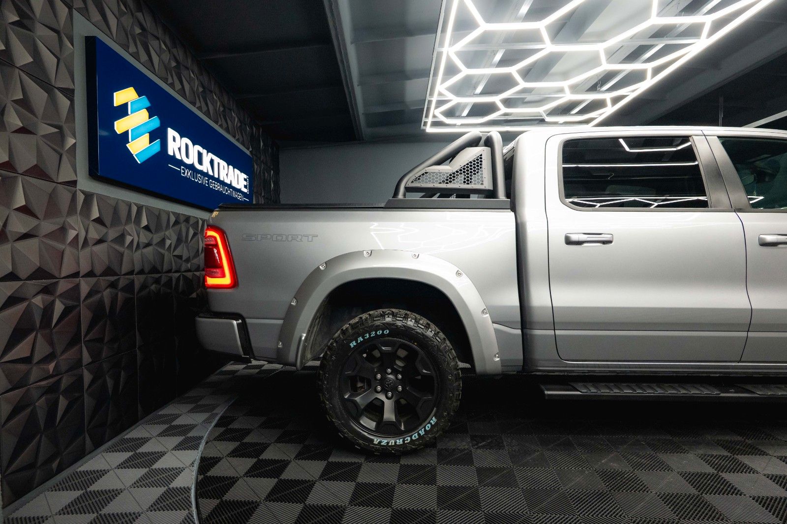 Fahrzeugabbildung Dodge RAM 5.7 V8 HEMI 4x4 Offroad Night Limited 19%