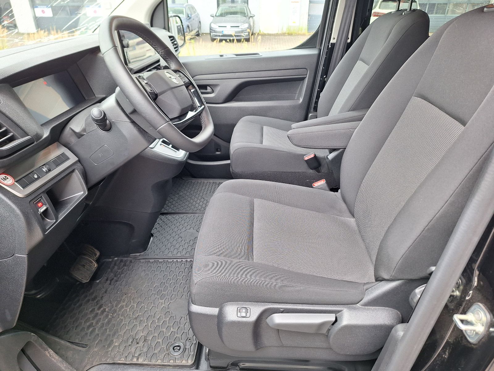 Fahrzeugabbildung Opel Vivaro Doka 5 Sitzer /Aut. Hagelschaden