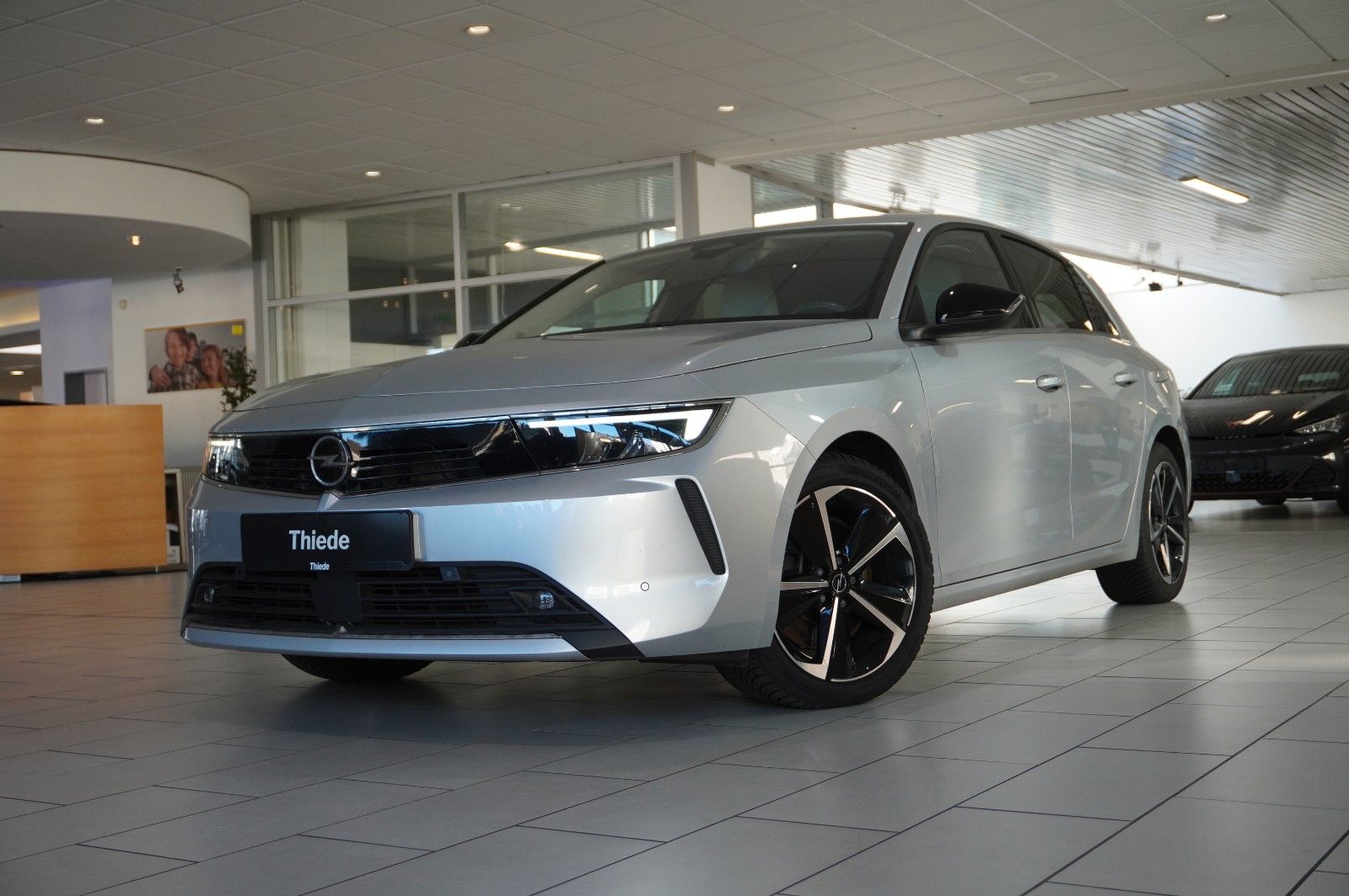 Fahrzeugabbildung Opel Astra L Lim. 1.6 HYBRID ELEGANCE NAVI/LED/KAMERA