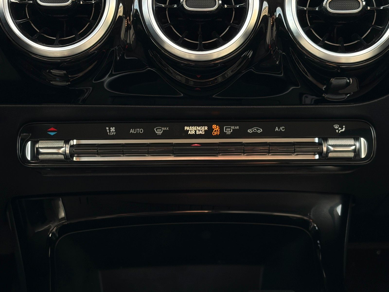 Fahrzeugabbildung Mercedes-Benz CLA 180 Shooting Brake TEMP CarPlay PDC SHZ