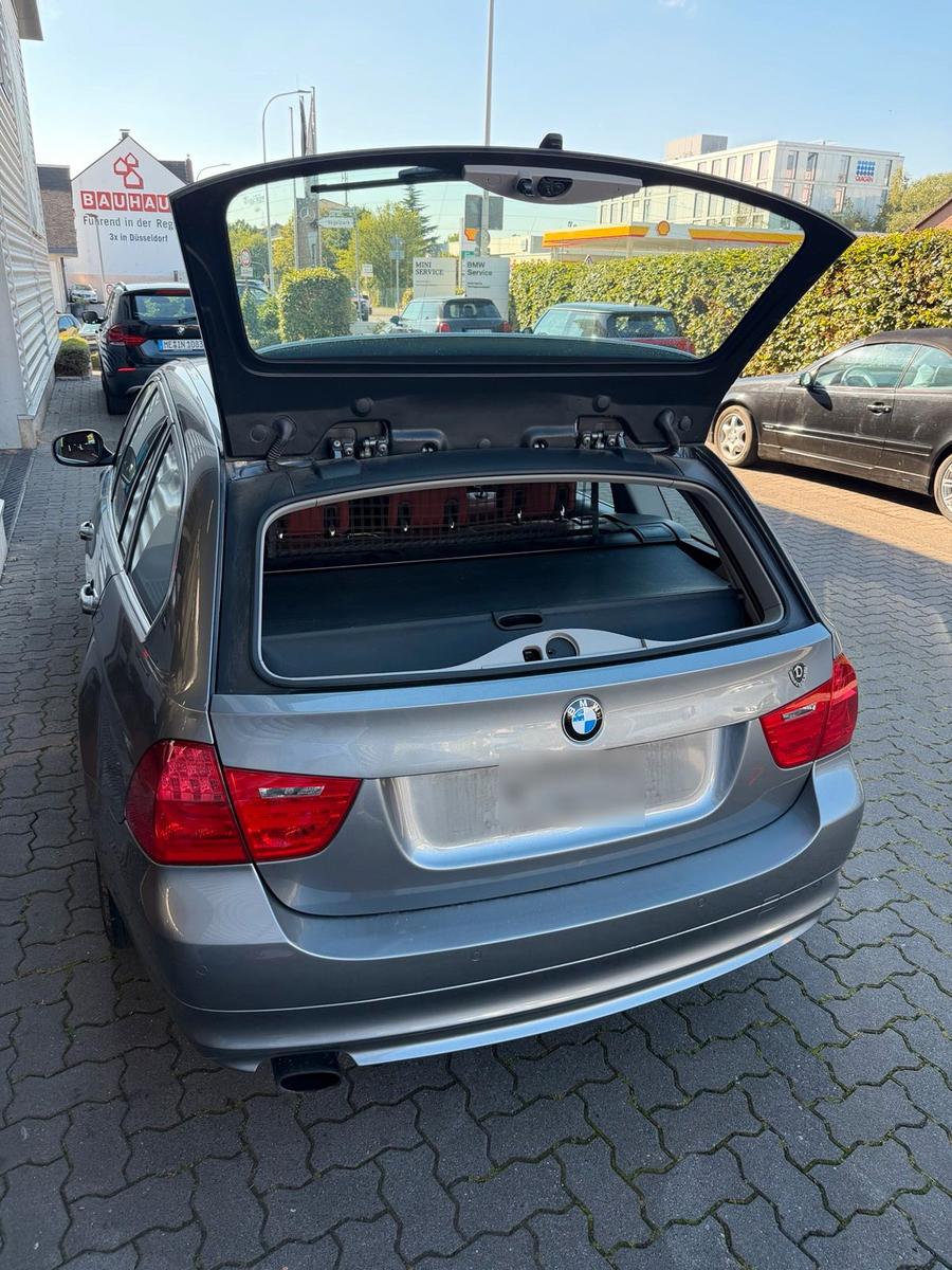 BMW 318 2011 — interior